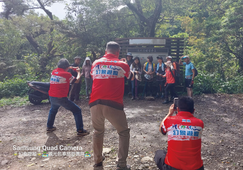 miragz Tourism & Travel 9-Seater Van Image