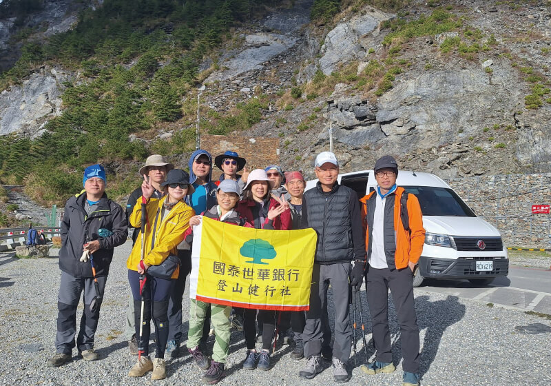 miragz Tourism & Travel 9-Seater Van Image