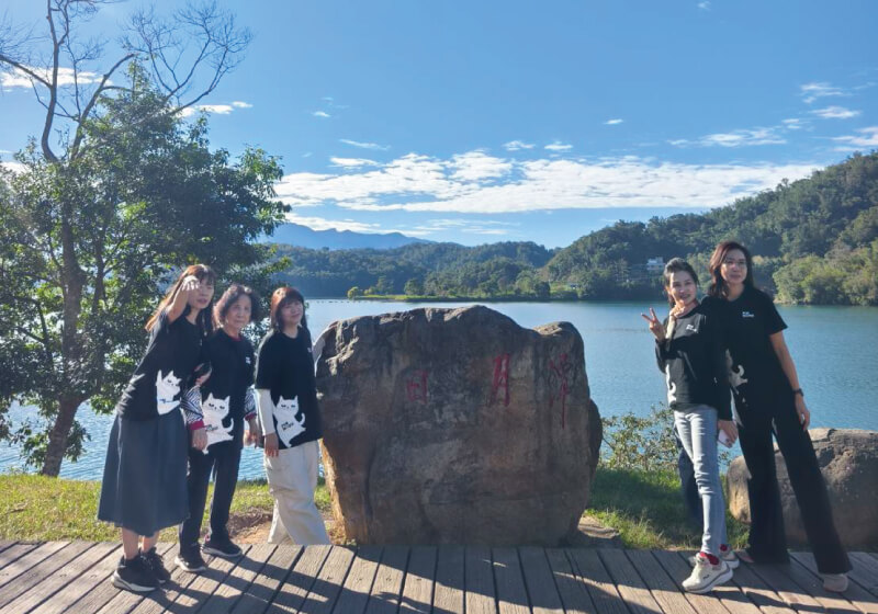 高雄至日月潭包車旅遊首選｜家庭出遊、含長輩安心搭乘賓士九人座的第3張圖片