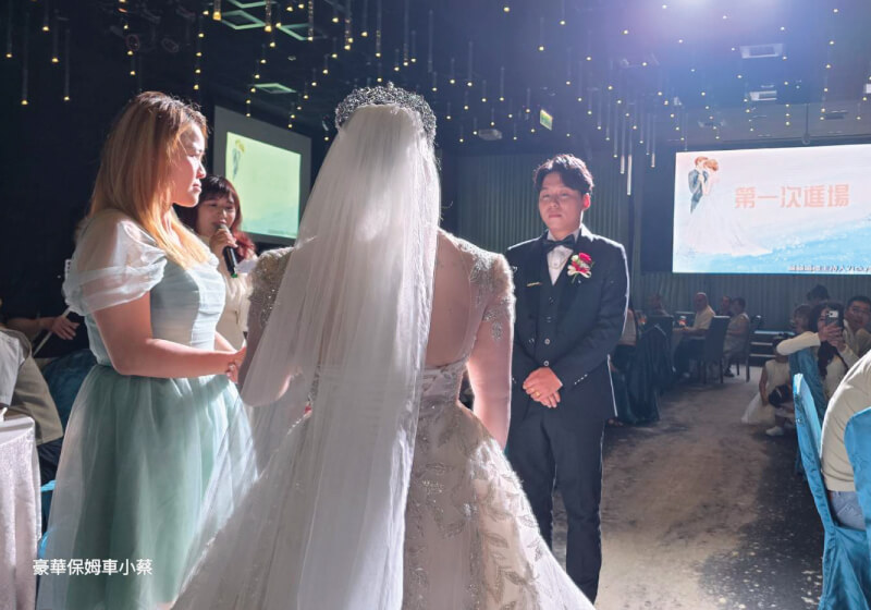 兩台大T保母車開往彰化，黃老闆的喜宴接送很有派頭的第3張圖片